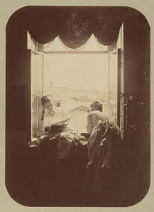 [Deux jeunes femmes à la fenêtre]