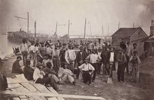 Travailleurs au quai du quartier-maître, Alexandria, Virginie, 1863-65 - Andrew Joseph Russell.