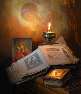 Livres sacrés et lueur des bougies