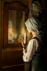 Une femme plongée dans ses pensées à la lueur d
