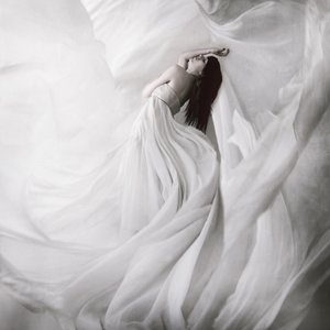 Une grâce éthérée, blanche et fluide - Anja Matko