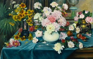 Pivoines, roses et autres fleurs dans des vases sur une table drapée d