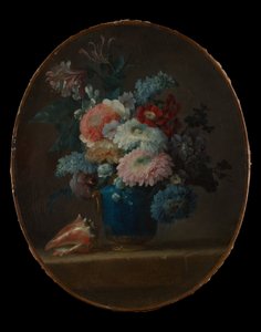Vase de fleurs et coquillage