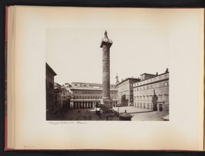 Vue sur la colonne de Marc Aurèle à Rome, Italie