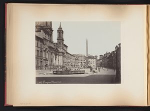 Vue de la Piazza Navona avec fontaine à Rome, Italie