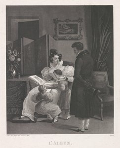 Intérieur avec une famille regardant un album de gravures