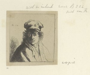 Jeune homme aux cheveux bouclés et une casquette