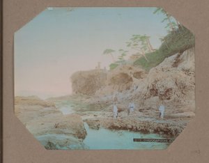 Hommes et femmes sur la côte près de Chigogafuchi à Enoshima, Japon