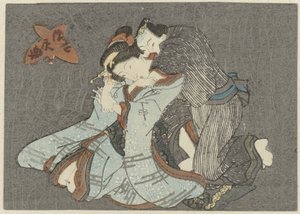 Femme assise, embrassée par un homme par derrière