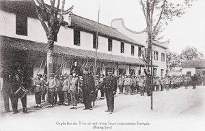 Orphelins chinois avec leurs instructeurs français dans la région de Kiang Sou. Photographie du début du 20ème siècle - Anonymous Anonymous