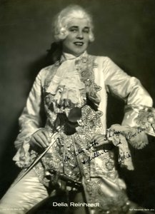 Delia Reinhardt (1892-1974) dans "Le Nozze di Figaro" de Wolfgang Amadeus Mozart, Anonyme