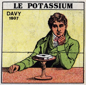 Électrochimie: décomposition de la potasse (potassium) et de la soude par Sir Humphry Davy (1778-1829) en 1807. Illustration anonyme de 1925. Collection privée.