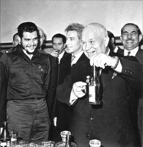 Ernesto Che Guevara (1928-1967) et Nikita Khrouchtchev (1894-1971) à Moscou, Anonyme. Photographie