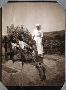 Première Guerre mondiale 1914-1918 : infirmière (Thérèse Pavillou ?) en blouse sur la tombe du sergent pilote français Roux, mort à 21 ans, à Couville, Manche, Basse-Normandie, France. Photographie anonyme juillet 1917. Collection privée, Stella.