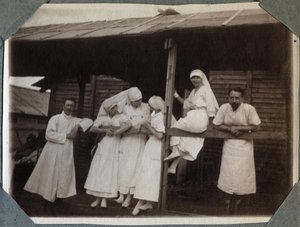 Première Guerre mondiale 1914-1918 : infirmières et médecins en blouse à Couville, Manche, Basse-Normandie, France. Photographie anonyme juillet 1917. Collection privée, Stella. - Anonymous Anonymous
