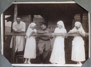 Première Guerre mondiale 1914-1918 : infirmières en blouse amusante avec des soldats et un médecin à Couville, Manche, Basse-Normandie, France. Photographie anonyme juillet 1917. Collection privée, Stella. - Anonymous Anonymous