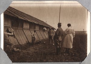 Première Guerre mondiale 1914-1918 : recherche de têtes aux abords, camp de Couville dans la Manche, Basse-Normandie, France. Photographie anonyme mai 1917. Collection privée, Stella. - Anonymous Anonymous
