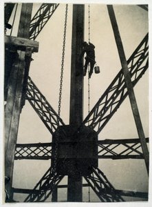 Peintre sur la Tour Eiffel en 1889, Paris - Anonymous Anonymous