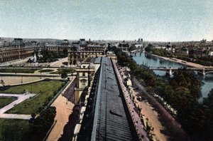 Paris : panorama vers le Louvre. La Seine et la Cathédrale Notre-Dame, à droite. Photographie de 1920 dans "Album Artistique" de la ville de Paris. Collection privée.