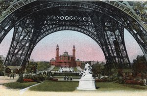 Paris : le Palais du Trocadéro vu sous la Tour Eiffel. Photographie de 1920 dans "Album Artistique" de la ville de Paris. Collection privée.