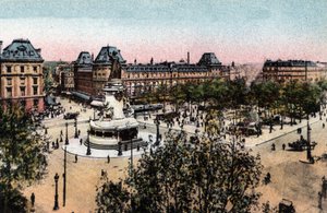 Paris : vue de la Place de la République avec la statue de la République. Photographie de 1920 dans « Artistic Album » de la ville de Paris. Collection privée.