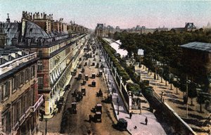 Paris : vue du trafic sur la rue de Rivoli, vers le Louvre. Photographie de 1920 dans « Artistic Album » de la ville de Paris. Collection privée. - Anonymous Anonymous