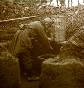 Photographie - Plaque de verre stéréoscopique sur la Première Guerre mondiale : Un lavabo improvisé dans une tranchée. Collection privée - Anonymous Anonymous
