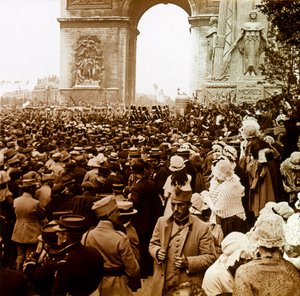 Photographie - Plaque de verre stéréoscopique sur la Première Guerre mondiale : La population parisienne le jour de la victoire en 1919
