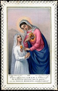 Image pieuse : Petite fille en robe de communion offrant son cœur à la Vierge Marie. « Offrir votre cœur à Marie, de quelles vertus l