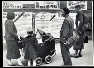 Seconde Guerre mondiale (1939-1945) : Les passants lisent les affiches de mobilisation en septembre 1939 - Anonymous Anonymous