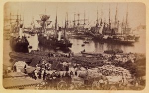 La ville de Marseille et ses environs vers 1885-1890 : Bassin de la Joliette, embarquement de cargaison sur des chats - Anonymous Anonymous