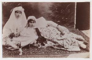 Femmes posant avec des bouquets - Antoin Sevruguin