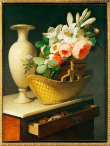 Bouquet de lys et de roses dans un panier sur une chiffonnière