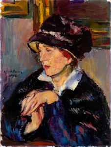 Femme avec un chapeau noir