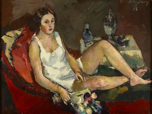 Jeune femme sur un canapé rouge