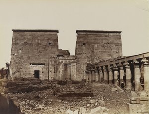 Philae, vue du pylône avec colonnes