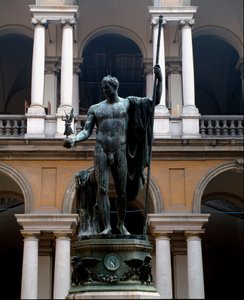 Napoléon Bonaparte (1769-1821) représenté en pacificateur de Mars. Sculpture en bronze par Antonio Canova (1757-1822) 1809. Cour du Palais Brera, Milan