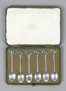 Un ensemble de cuillères en argent Cymric avec des extrémités émaillées conçues par Archibald Knox - Archibald Knox