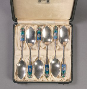 Ensemble de six cuillères dans la boîte d