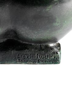 Fille accroupie tenant un pied - Aristide Maillol