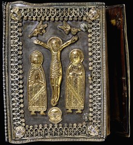 Reliure en argent doré, représentant la crucifixion du Christ, avec la Sainte Mère de Dieu et Sainte Marie de chaque côté - Armenian School