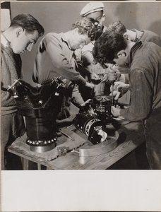 [Cinq jeunes hommes travaillent autour d