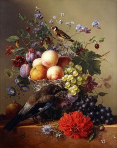 Pêches, raisins, prunes et fleurs dans un vase en verre avec un geai sur un rebord