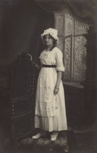 Fille avec une coiffe en dentelle
