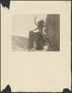 [Femme en costume indien dans le désert] - Arthur F. Kales