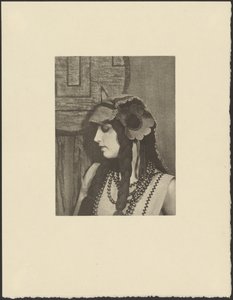 [Femme en tenue de bohème avec une grande fleur dans les cheveux]
