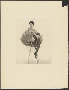 [Femme en costume de canette assise sur un tabouret] - Arthur F. Kales