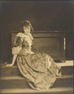 [Femme en robe paysanne]
