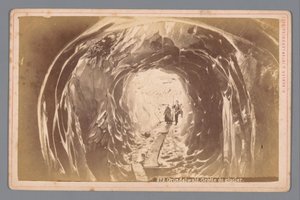 Personnes dans une grotte sur le glacier de Grindelwald en Suisse