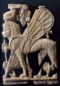 Griffon ailé avec visage humain, décoration de meuble en ivoire de style phénicien, Nimrud, 800-700 av. J.-C. (ivoire) - Assyrian
